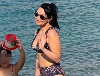 Αθηναΐς Νέγκα: Ποζάρει με μπικίνι και δείχνει τα σημάδια της λεύκης στο κορμί της! (φωτο)